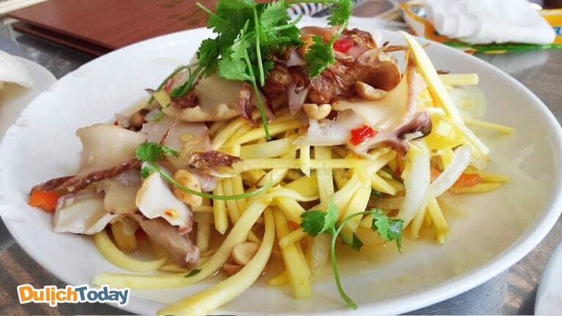 Hải sản Xuân Anh Tháp Bà Nha Trang nổi tiếng với món gỏi ốc