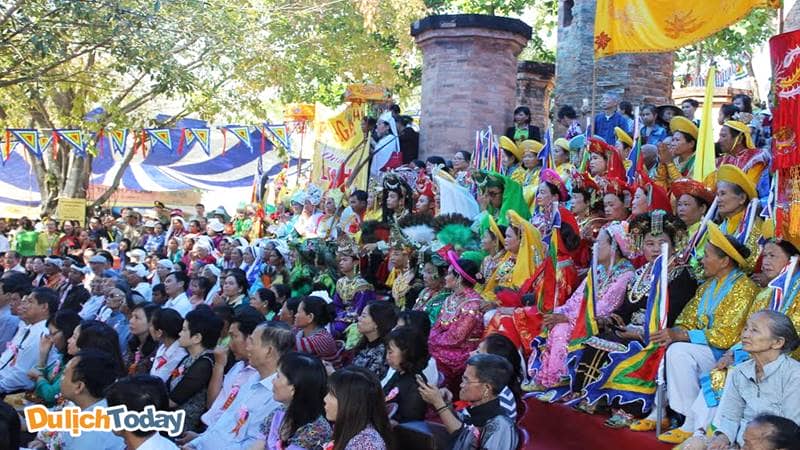 Hàng nghìn người tham gia lễ hội Tháp Bà vào 20 - 23/3 âm lịch hàng năm