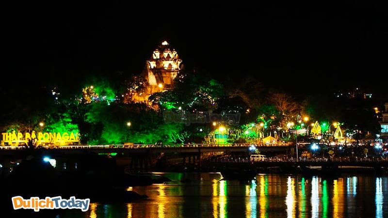 Cảnh Tháp Bà Ponagar về đêm