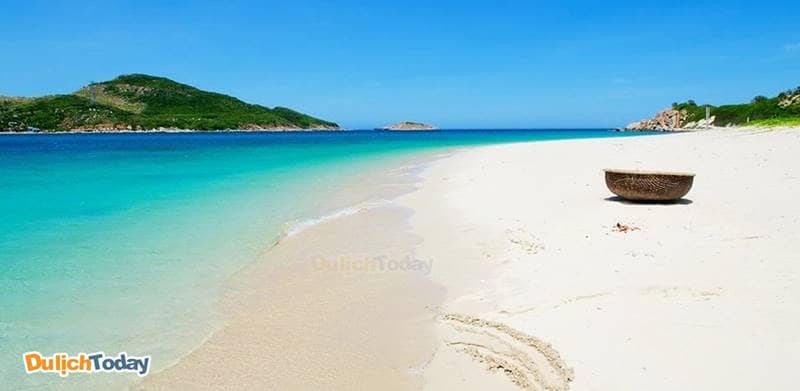 Một trong tứ Bình của Nha Trang - Bình Hưng với bãi cát trắng và nước biển xanh ngọc trong vắt