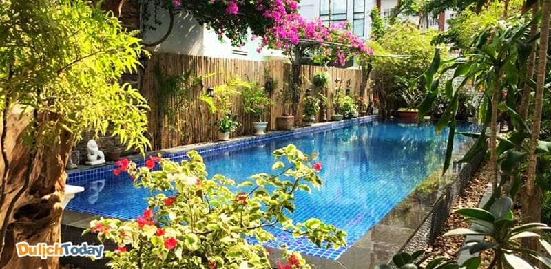 Xung quanh villa và bể bơi rợp bóng cây xanh và các loài hoa