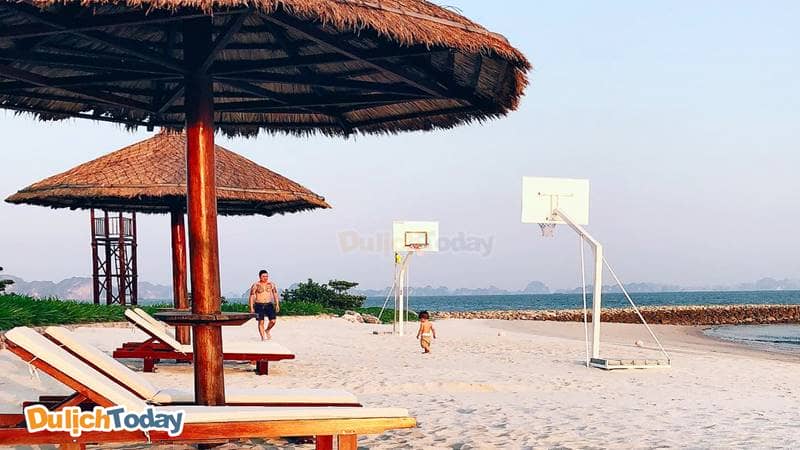 Cột chơi bóng rổ trên bãi biển