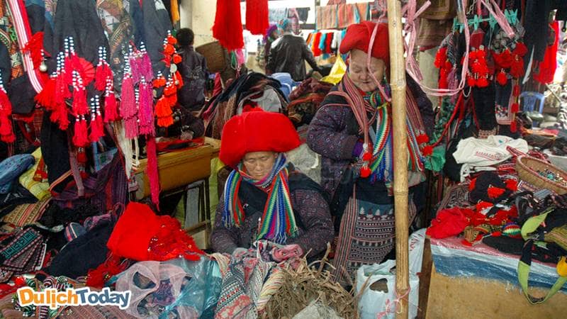 Gian hàng của người Dao đỏ trong khu chợ Sapa