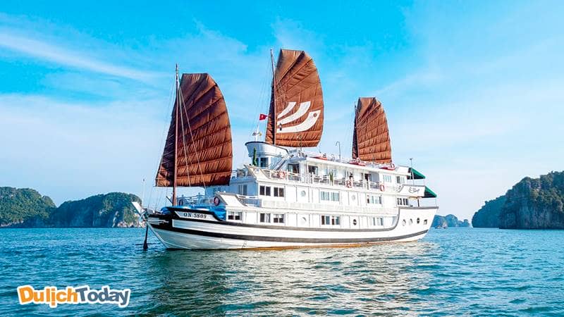 Du thuyền Bhaya Classic vỏ gỗ, thiết kế Á Đông có sự xen kẽ giữa 2 màu trắng - nâu