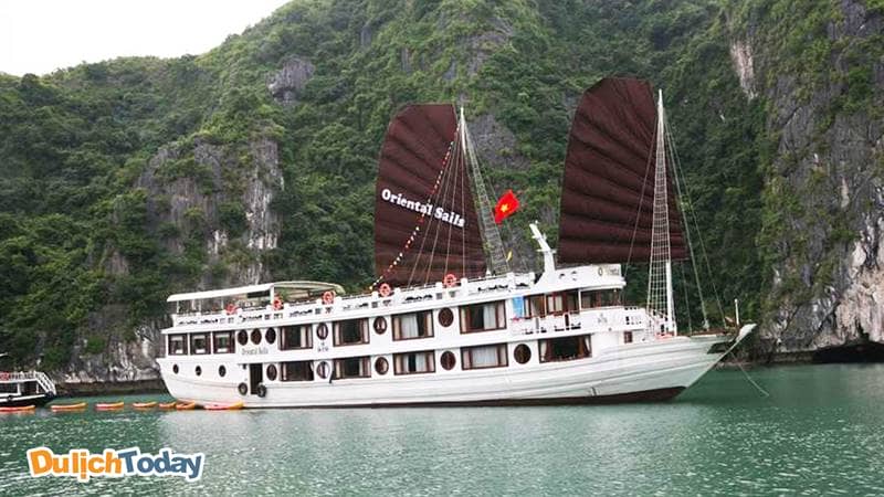 Du thuyền Hạ Long Oriental Sails có thiết kế vỏ gỗ nhỏ xinh