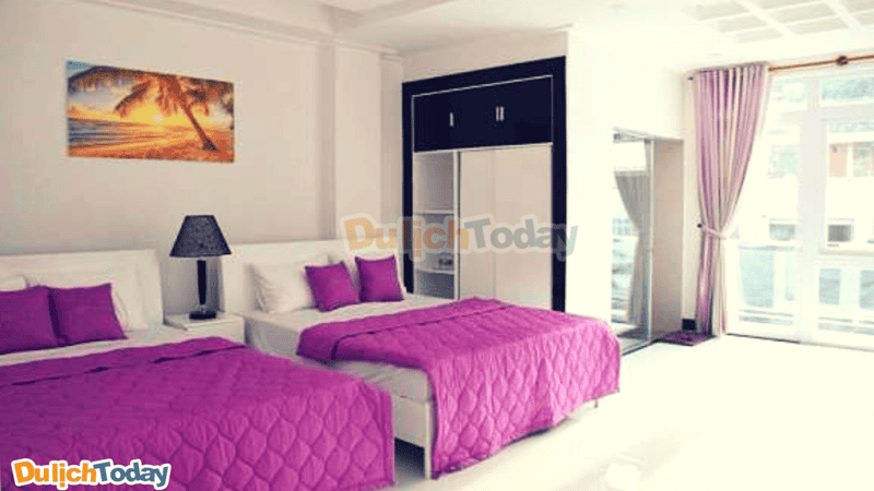 phòng nghỉ được trang trí tông màu tím nhạt đem lại không gian lãng mạn cho du khách