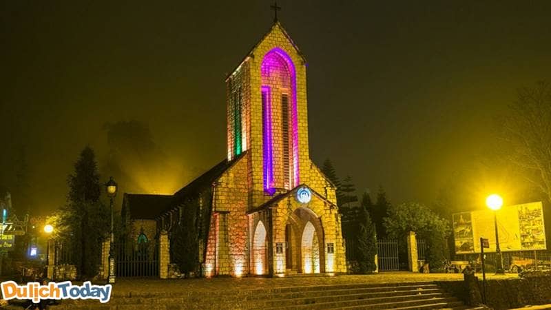 Nhà thờ đá Sapa lung linh trong đêm tối