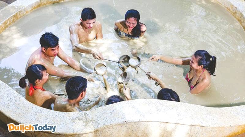 Tắm bùn khoáng nóng ở Nha Trang