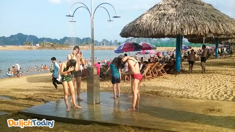 Bãi biển Tuần Châu được nâng cấp hiện đại hơn với khu tắm tráng tự động