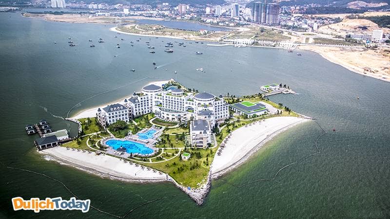 Vinpearl Resort Hạ Long nằm trọn vẹn trên hòn đảo nhân tạo 