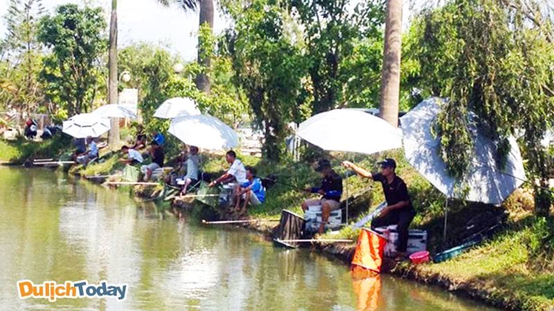 Câu cá giải trí là một hoạt động ưa thích của nhiều du khách khi đến Vườn Vua Phú Thọ