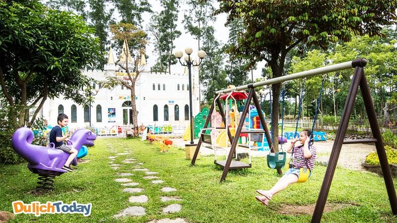 Vườn Vua có khu vui chơi ngoài trời và trong nhà dành cho trẻ em 