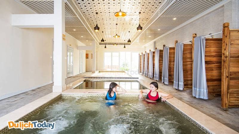 Bể bơi khoáng nóng tại Vườn Vua được dẫn trực tiếp từ nguồn khoáng nóng Thanh Thủy tự nhiên và rất tốt cho sức khỏe