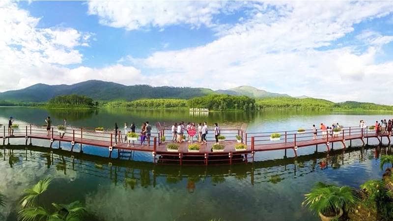 Cây cầu tình yêu vươn dài ra giữa hồ Yên Trung. Nguồn: 24h.com.vn
