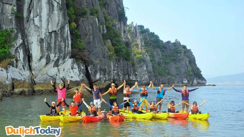 Chèo thuyền Kayak tham quan các điểm xung quanh đảo Ti Tốp