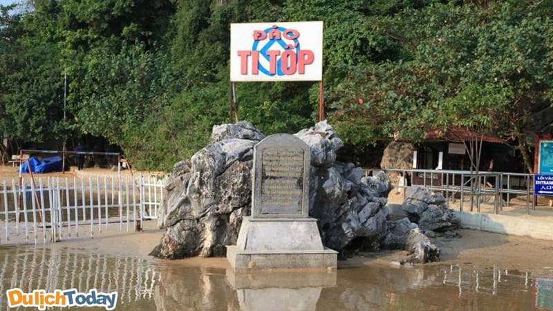 Phiến đá khắc lịch sử đảo Ti Tốp