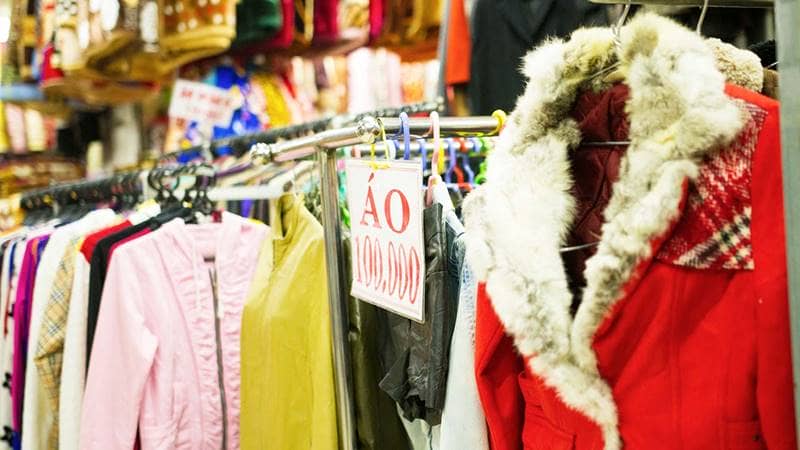 Các loại quần áo len cũ ở chợ Đà Lạt có giá rẻ. Nguồn: Internet