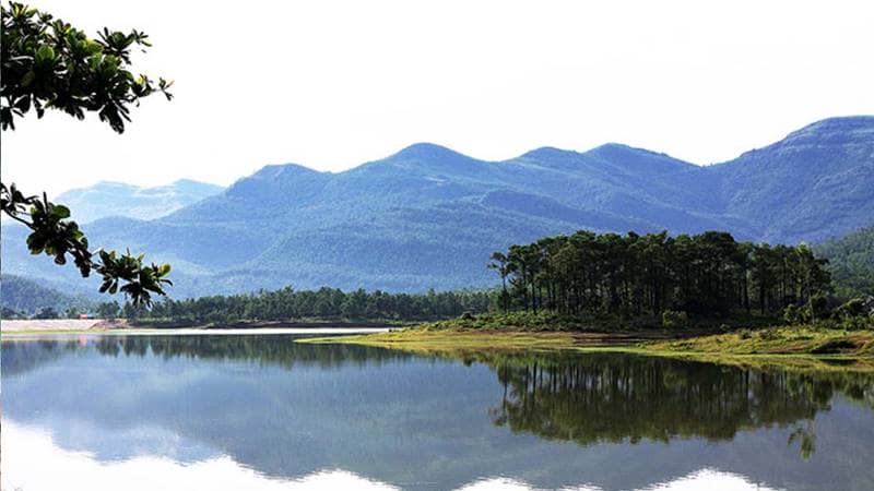 Du lịch Quảng Ninh tới thăm hồ Yên Trung rộng lớn, phong cảnh hữu tình. Nguồn: Vntrip
