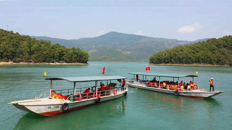 Du khách đi thuyền qua hồ Yên Lập. Nguồn: Internet