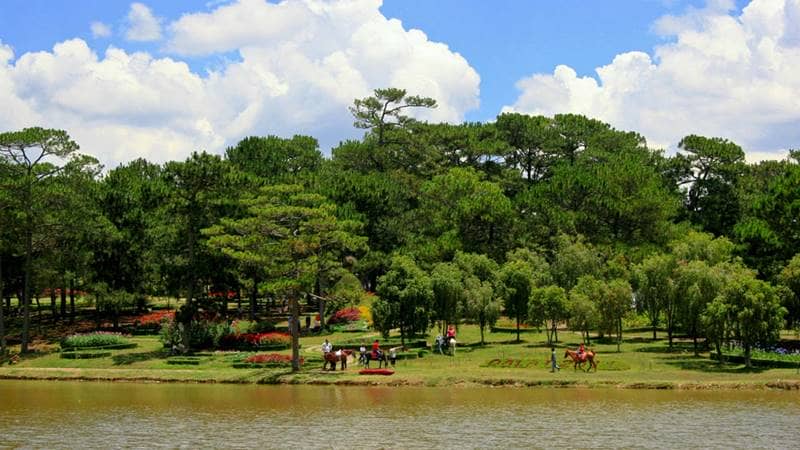 Dạo bước hoặc trải nghiệm cưới ngựa bên hồ Than Thở - hồ ở Đà Lạt nổi tiếng với những câu chuyện tình buồn. Nguồn: Internet