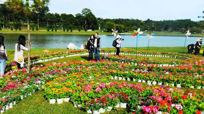 Hội chợ hoa Đà Lạt được tổ chức bên bờ Hồ Xuân Hương. Nguồn: Thongtindalat24h