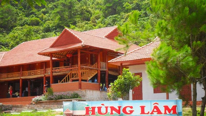 Khu nghỉ dưỡng Hùng Lâm Resort Quan Lạn với khu nhà sàn lớn. Nguồn: Hotdeal