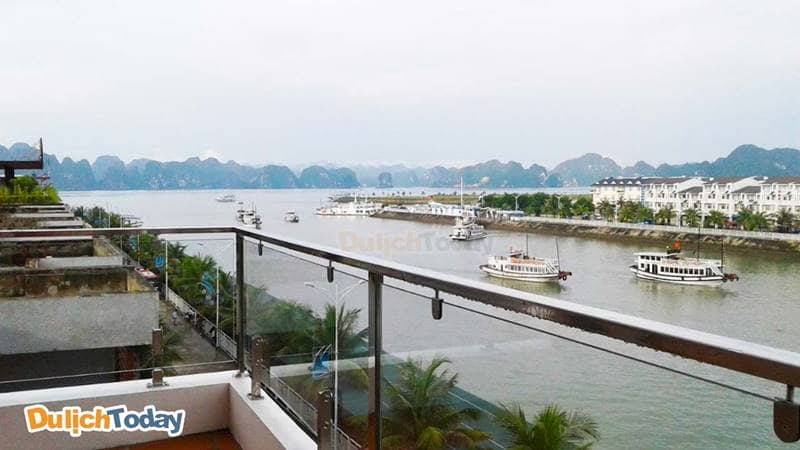 Bến cảng Tuần Châu và vịnh Hạ Long nhìn từ ban công phòng nghỉ