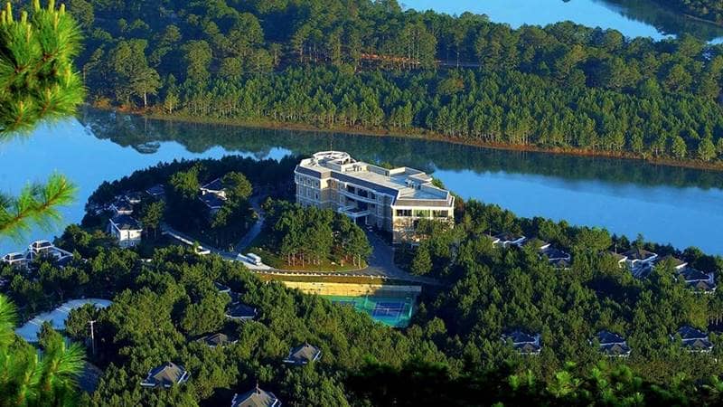 Khu nghỉ dưỡng Đà Lạt Edensse Lake tọa lạc cạnh hồ Tuyền Lâm. Nguồn: Internet