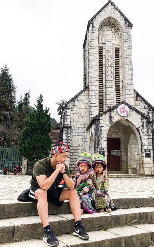 Chụp ảnh cùng em bé người Mông ở nhà thờ đá©austintungnguyen