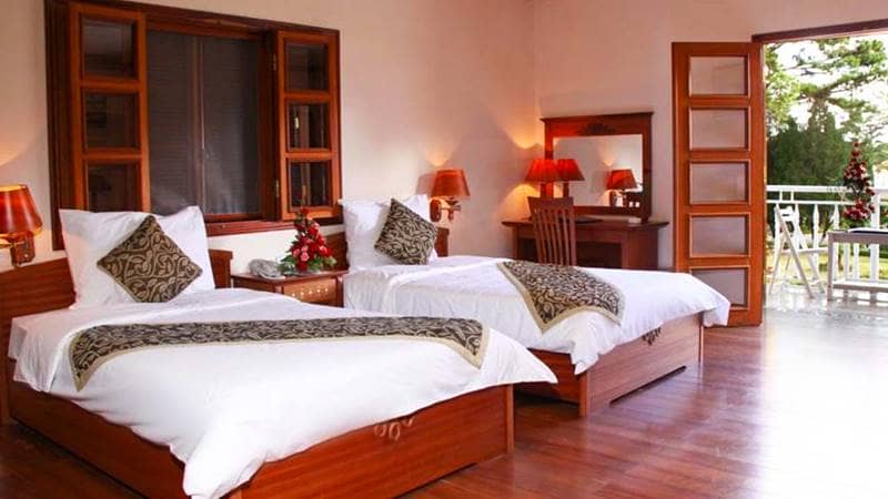 Phòng nghỉ ở resort với nội thất bằng gỗ rộng rãi, thoáng đãng. Nguồn: Inernet