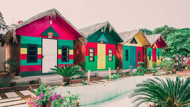 Những căn Bungalow gỗ sặc sỡ màu sắc tại Coto Dragon Beach. Nguồn:Cotodragonbeach