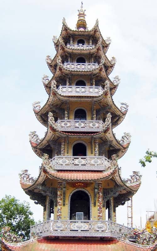 Tháp chuông cao nhất Việt Nam ở chùa Linh Phước. Nguồn: Internet