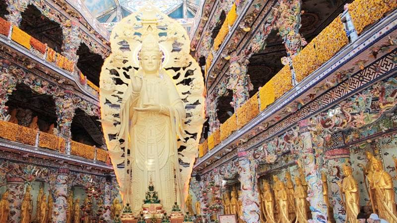 Điện Quan Âm với tượng Phật Quan Thế Âm Bồ Tát lớn nhất Việt Nam. Nguồn: Internet