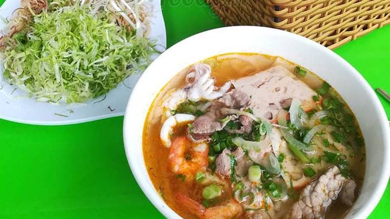 Bún Thái hải sản được biến tấu từ món Tom Yum Thái nổi tiếng