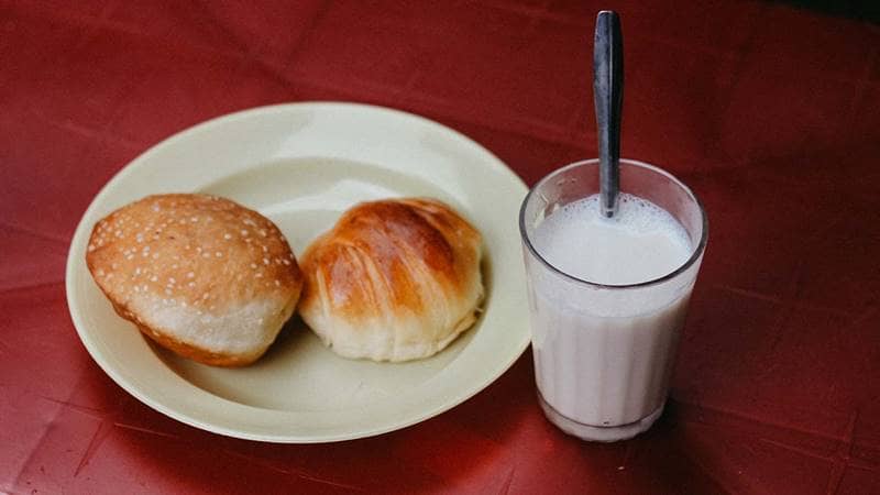 Thực khách có thể gọi kèm thêm bánh mỳ ngọt để uống cùng sữa đậu nóng. Nguồn: Internet