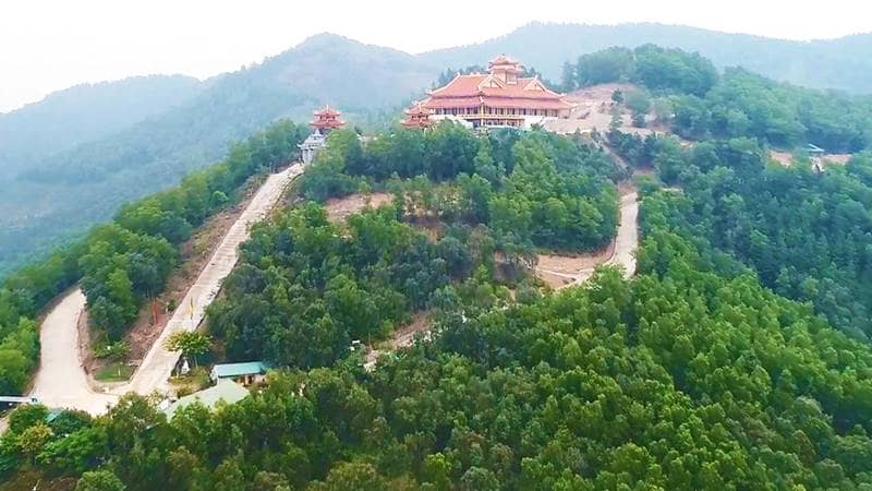 Thiền viện Trúc Lâm Đà Lạt mang đến khung cảnh bao la với tầm nhìn ra cụm núi Voi. Nguồn: Internet