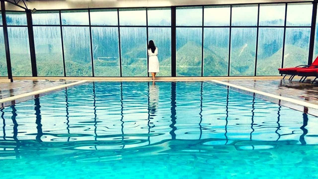 bể bơi nước nóng rooftop ấm áp với view khá đẹp tại Amazing hotel sapa