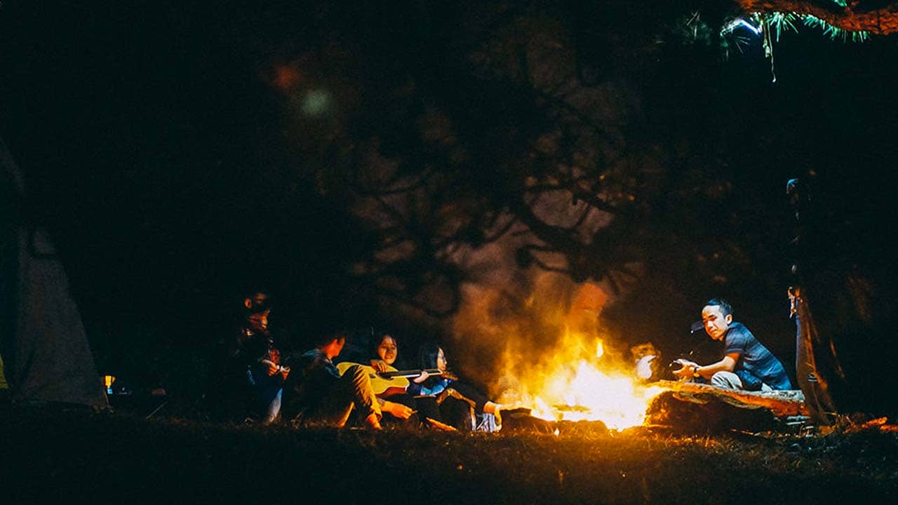Sum vầy cùng bạn bè quanh đống lửa trại giữa rừng Đà Lạt. Nguồn: Internet