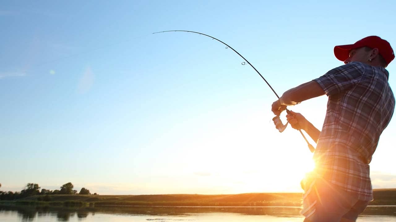 Trong lúc cắm trại tại Thung Lũng Vàng, du khách có thể kết hợp hoạt động giải trí câu cá. Nguồn: Internet