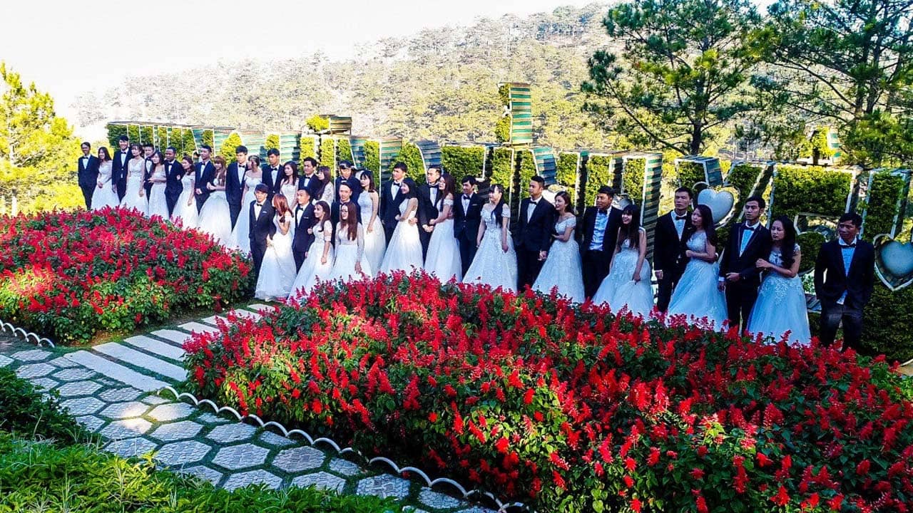 Lễ cưới tập thể ở Thung Lũng Tình Yêu. Nguồn: Internet