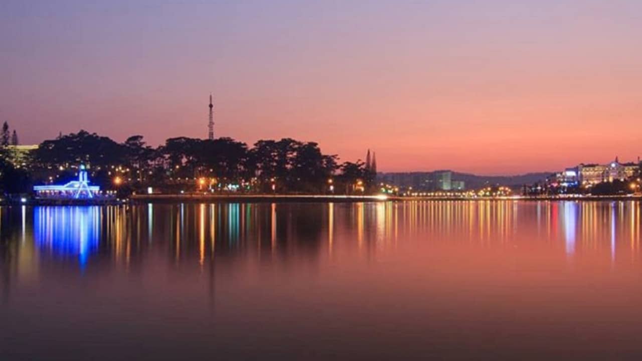 Tận hưởng vẻ đẹp của hồ Xuân Hương Đà Lạt về đêm
