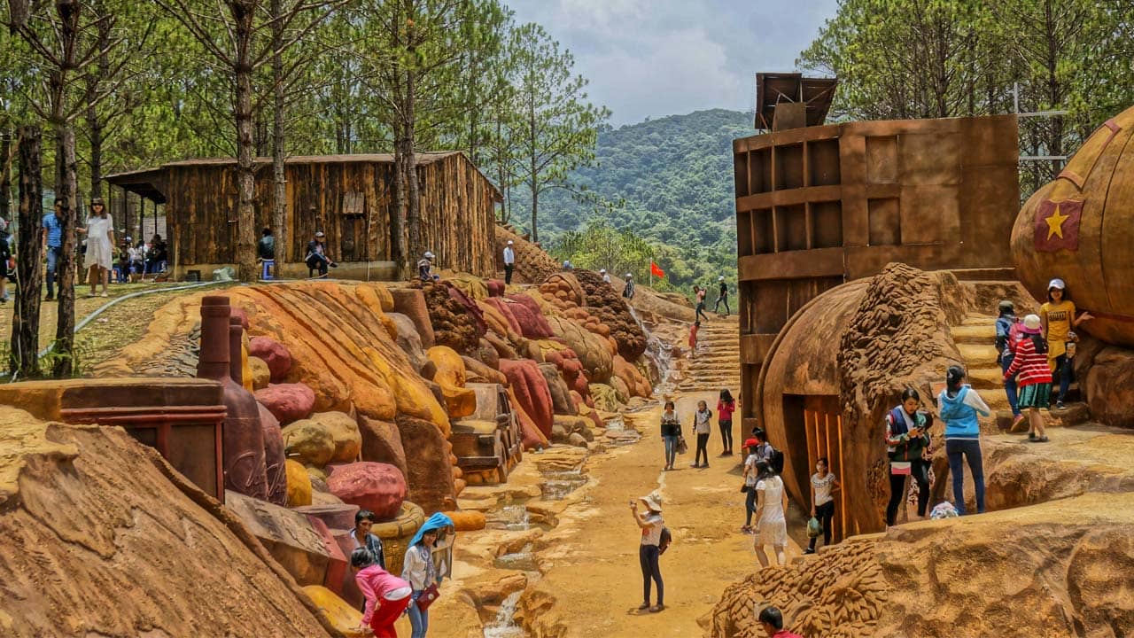 Đường hầm điêu khắc đất sét ở Đà Lạt. Nguồn: Internet