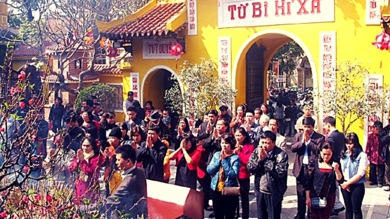 Người dân đến lễ đầu năm tại chùa Quán Sứ
