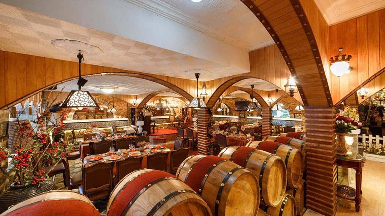 Hầm rượu vang Đà Lạt sẽ đem đến cho du khách các loại rượu vang từ bình dân đến thượng hạng
