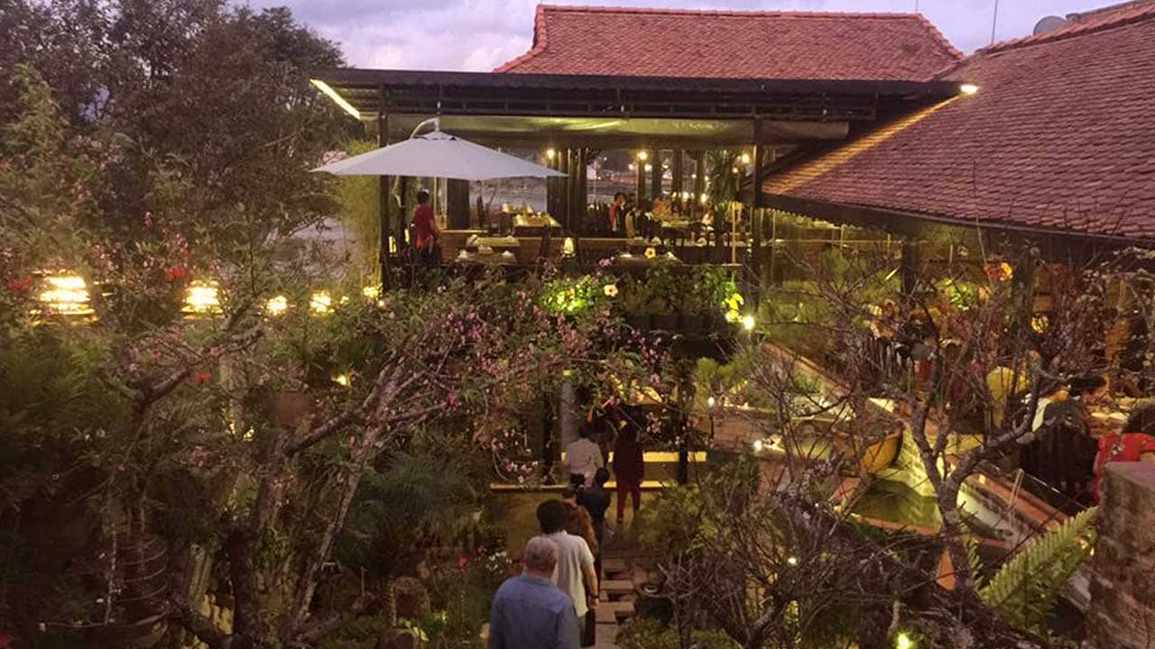 Không gian vườn lung linh về đêm của nhà hàng Song May Đà Lạt