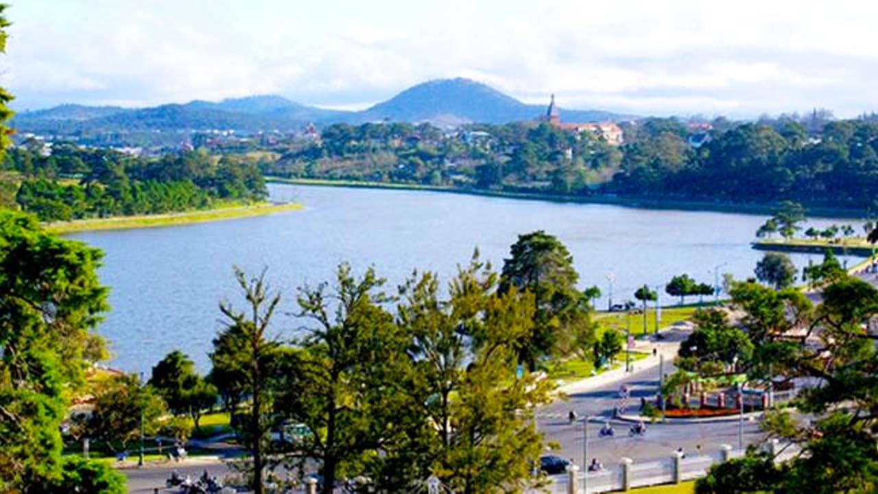 Tầm nhìn tuyệt đẹp ra hồ Xuân Hương Đà Lạt từ Dinh 2 Bảo Đại. Nguồn: Internet
