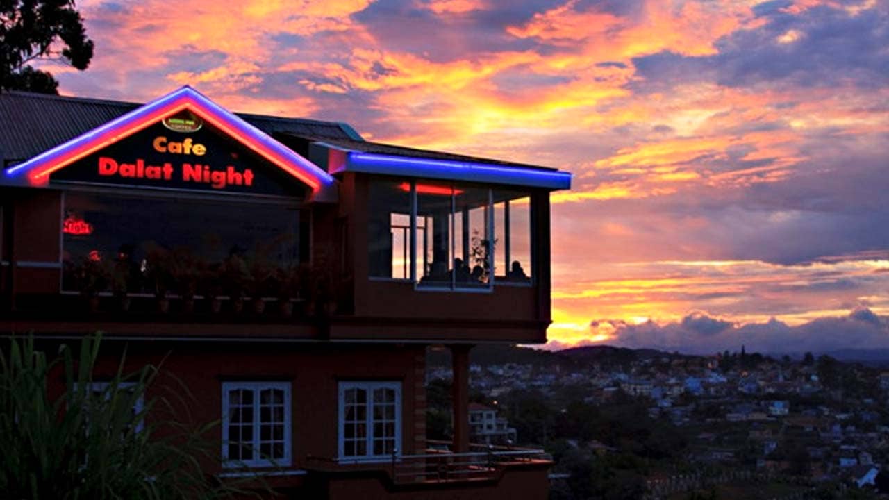 Đà Lạt Nights Coffee là quán cà phê sở hữu view ngắm Đà Lạt về đêm đẹp nhất. Nguồn: Internet
