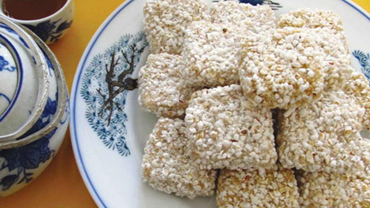 Bánh khô mè là đặc sản nổi tiếng của làng nghề truyền thống Cẩm Lệ
