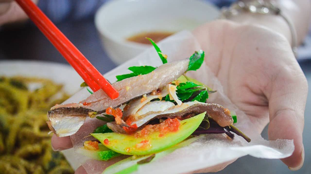 Gỏi cá Nam Ô là món đặc sản Đà Nẵng được mệnh danh là “sashimi Việt Nam”.