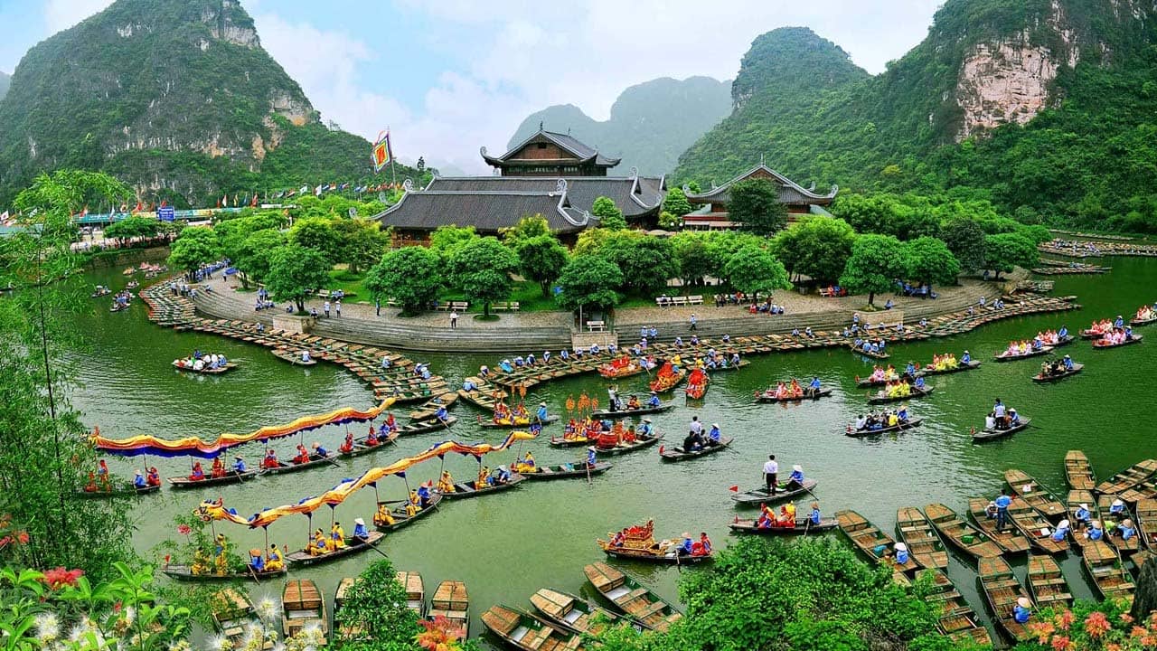 Tháng 3 du lịch Ninh Bình, vùng đất với nhiều cảnh đẹp núi non và những chùa chiền lớn nổi tiếng. Nguồn: Internet